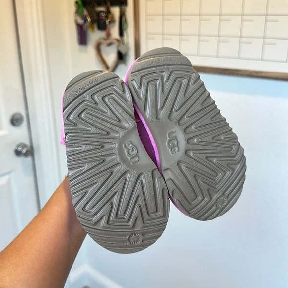 UGG Kids Classic Short Boot in Pink with Glitter Heel NEW Never Worn No Tag/Box - Picture 6 of 6